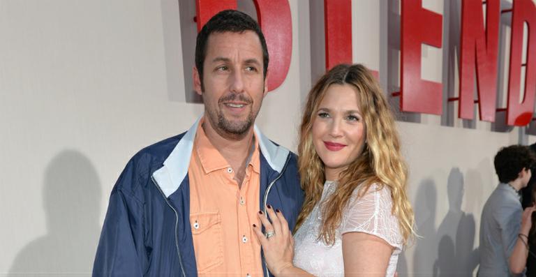 Um mês após dar à luz, Drew Barrymore vai à pré-estreia de filme com Adam Sandler