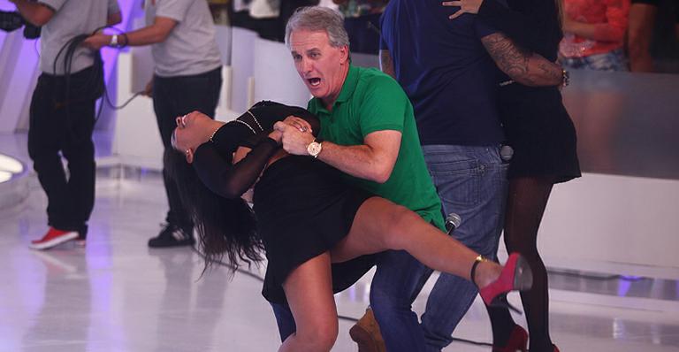 Ops! Otávio Mesquita se atrapalha e quase derruba dançarina na TV