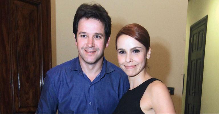 Débora Falabella recebe carinho de Murilo Benício em estreia no teatro