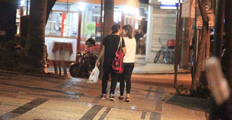 Caio Castro e Maria Casadevall beijam muito nas ruas do Rio de Janeiro