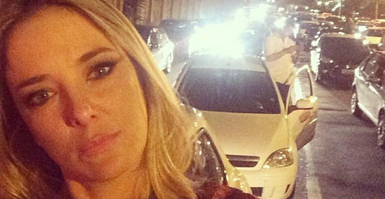 Indignada, Ticiane Pinheiro posta selfie no trânsito e reclama: ‘Sentimento de impotência’