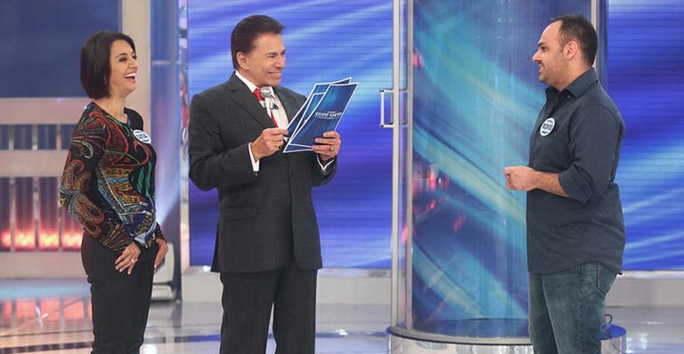 Cátia Fonseca brinca com o namorado no Programa Silvio Santos