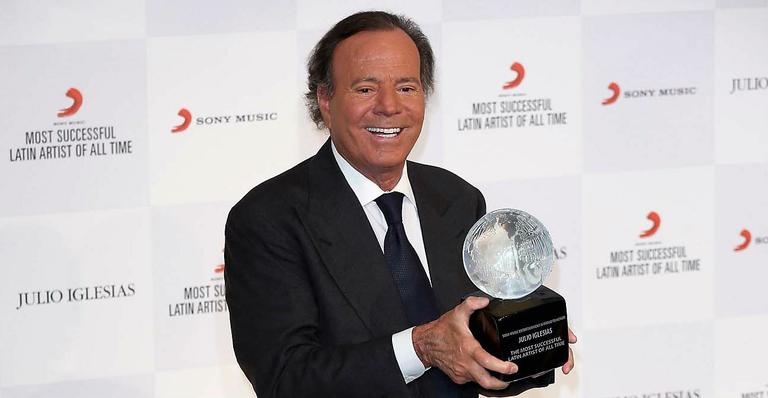 Julio Iglesias recebe prêmio Artista Latino de Maior Sucesso de Todos os Tempos