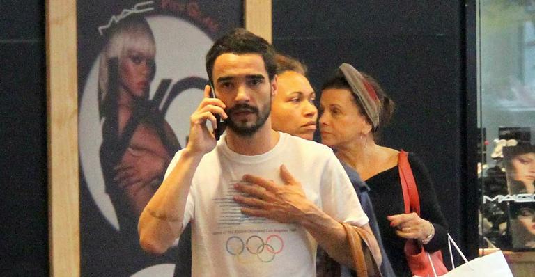 Caio Blat levou seu filho Bento para comprar presente em um shopping carioca