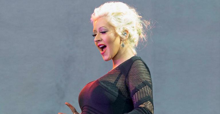 Grávida, Christina Aguilera mostrou fôlego durante um festival na Califórnia
