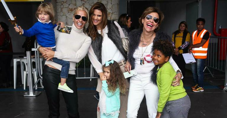 Adriane Galisteu, Mariana Kupfer e Astrid Fontenelle levam filhos em peça