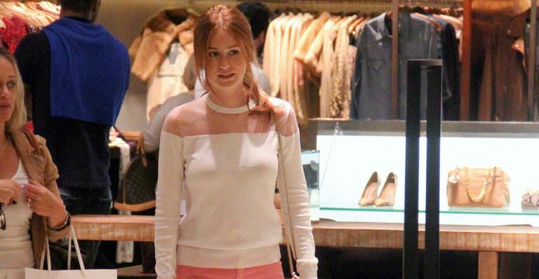 Marina Ruy Barbosa conferiu as novidades da moda em um shopping carioca