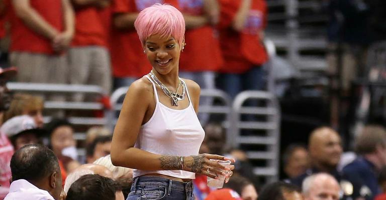 Rihanna inovou ao surgir com peruca rosa na plateia do jogo de basquete