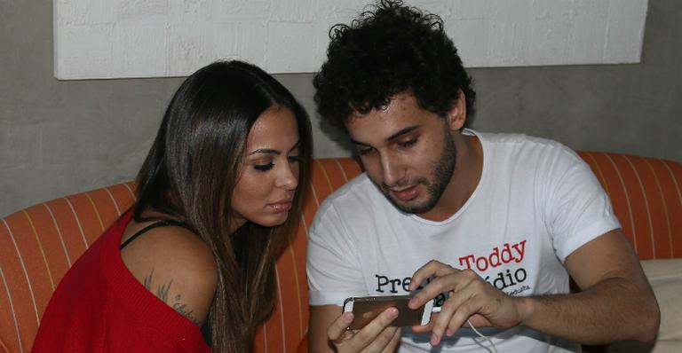 Alinne Rosa é dirigida pelo ex em gravação do primeiro clipe solo