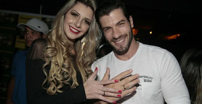 Ex-BBBs Tatiele Polyana e Roni Mazon exibem aliança de noivado