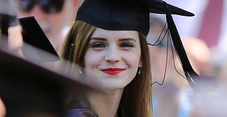 De beca e tudo, Emma Watson se forma na Universidade de Brown
