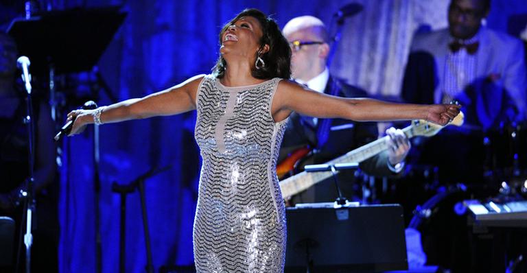Família de Whitney Houston é contra biografia da cantora na TV