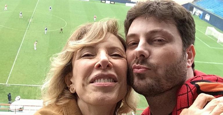 Danilo Gentili assiste jogo de futebol com Marília Gabriela: ‘Minha gatinha’