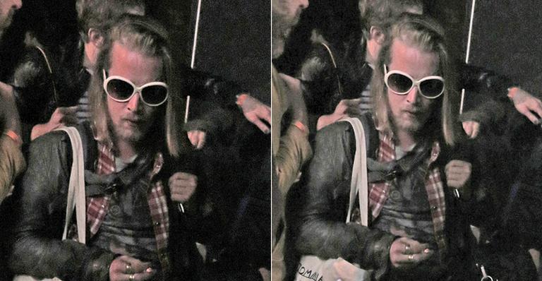 Macaulay Culkin surge mais barbudo e com cabelão