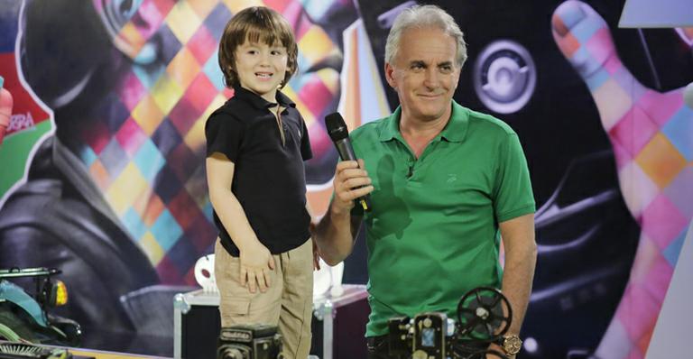 Filho de Otávio Mesquita vira ajudante do pai na TV