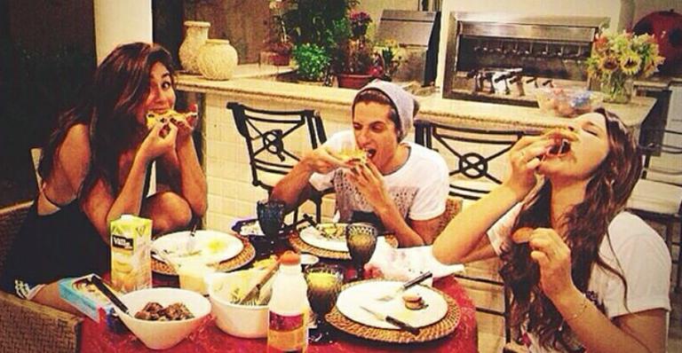 Após dieta detox, Bruna Marquezine devora pizza com filha de Bebeto