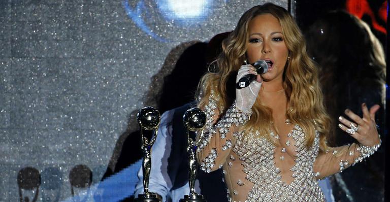 Mariah Carey mostra corpão em vestido transparente durante premiação