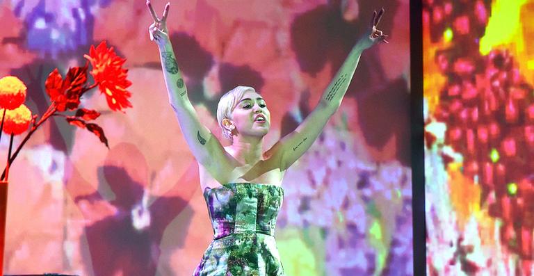 Miley Cyrus surpreende com look comportado no prêmio World Music Awards 2014