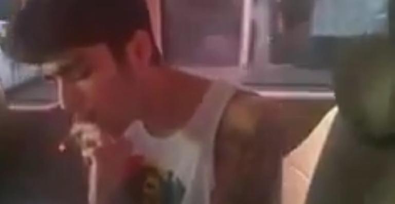 Vídeo mostra integrantes do One Direction fumando maconha