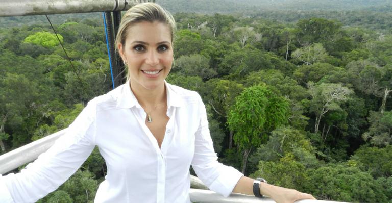 Flávia Freire posa ao lado dos sobrinhos gatos e avisa: ‘Se alguém se interessar, é só falar comigo’