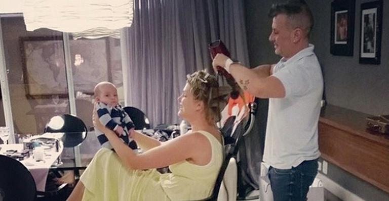 Ana Hickmann leva o filho para acompanhá-la no trabalho