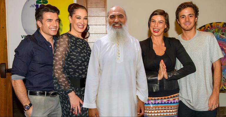 No Havaí, artistas conferem momento espiritual com líder humanitário brasileiro
