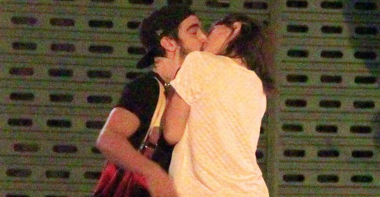 Caio Castro e Maria Casadevall levam para a vida real o romance da TV