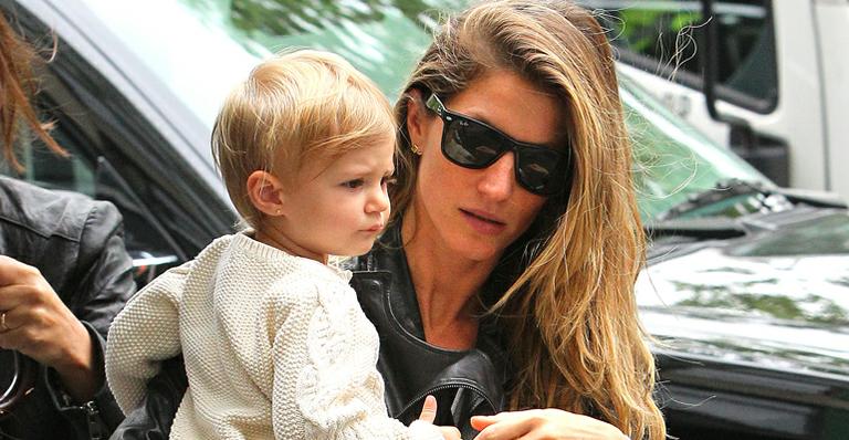 Gisele Bündchen tem a companhia da filha em dia de trabalho