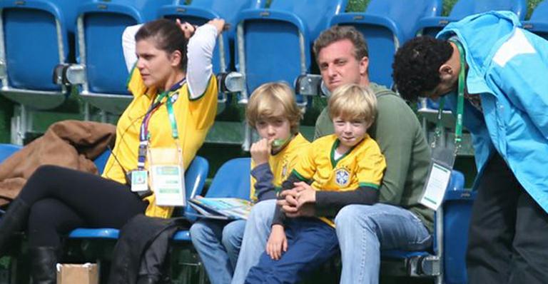 Luciano Huck leva os filhos para assistir treino da Seleção na Granja Comary