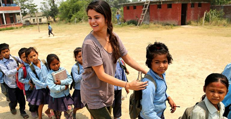 Selena Gomez brinca com crianças no Nepal em visita da UNICEF