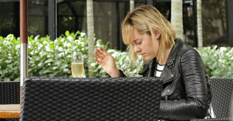 Sem make, Jena Malone, de Jogos Vorazes, toma champagne em São Paulo