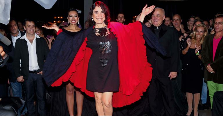 Regina Duarte desfila na festa de 30 anos de carreira de Fernando Pires