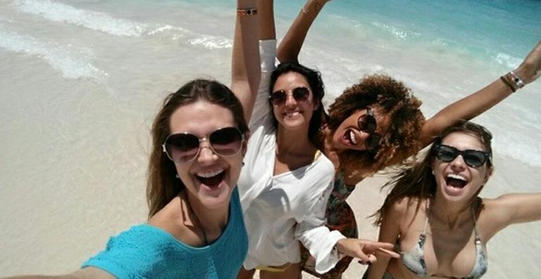 Atrizes de Além do Horizonte curtem as férias juntas