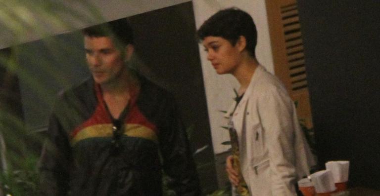 Namorados, Sophie Charlotte e Daniel de Oliveira são vistos juntos em shopping