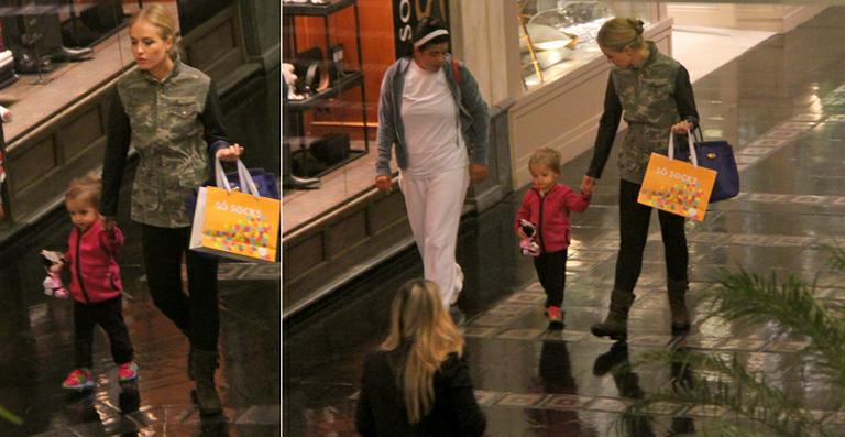 Angélica curte passeio com a filha caçula, Eva, no Rio