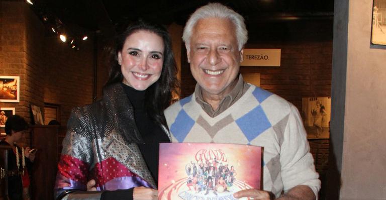 Antonio Fagundes e a namorada, Alexandra Martins, vão ao teatro