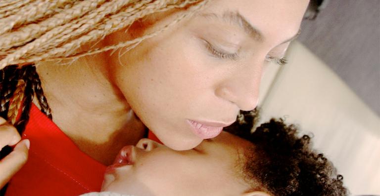 Aos 2 anos, Blue Ivy brinca com salto alto da mãe, Beyoncé