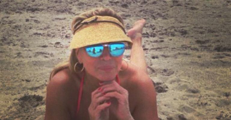 Susana Vieira posa de biquíni em praia de Miami
