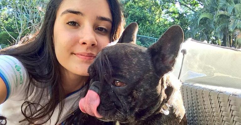 Laura Bonemer, filha de Fátima Bernardes e William Bonner, mostra habilidade de seu cachorro