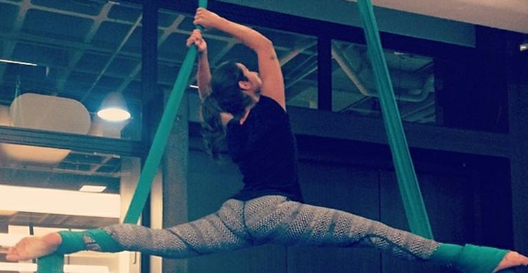 Noiva de Ronaldo, Paula Morais mostra elasticidade em acrobacia