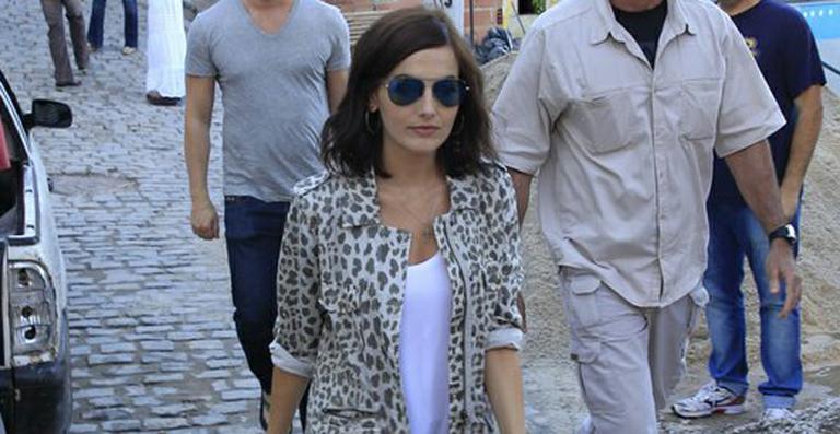 No Brasil, Camilla Belle visita a comunidade do Vidigal