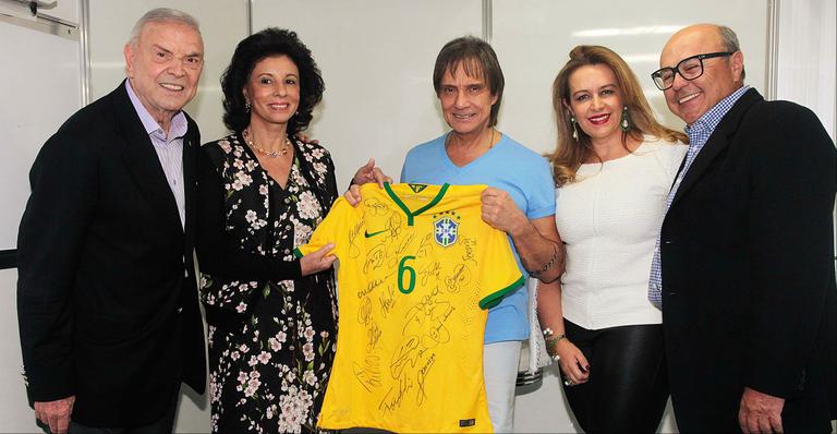 Durante show, Roberto Carlos encontra o presidente da CBF, José Maria Marin