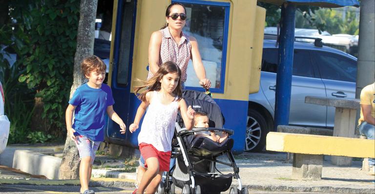 Cássia Linhares tirou uns dias para curtir os filhos, Antonio, Eduarda e José