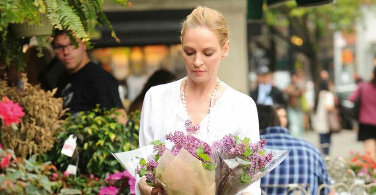 Uma Thurman comprou flores na feira Union Square Market, na Big Apple
