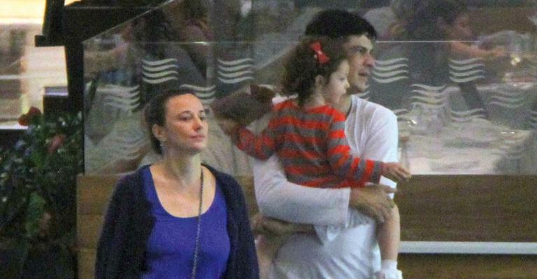 Mateus Solano passeou por shopping carioca ao lado de Paula e sua filha