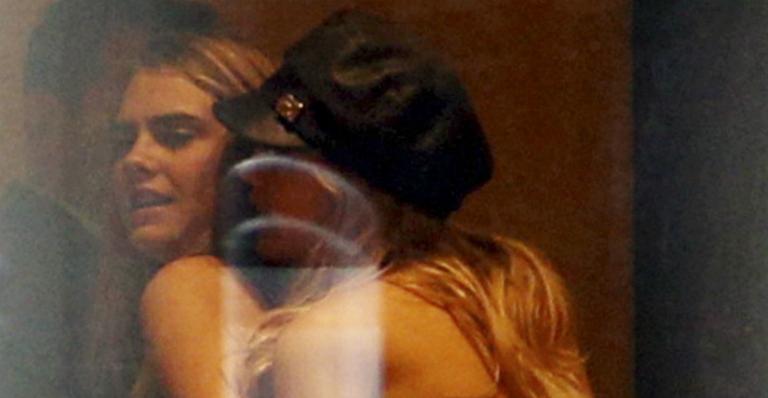 Cara Delevingne é flagrada trocando carinhos com Suki Waterhouse
