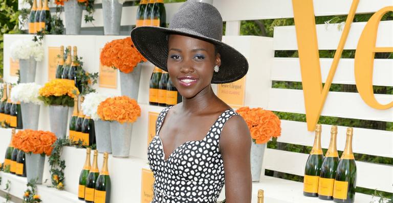 Lupita Nyong’o usa ferro de passar para umedecer os cabelos