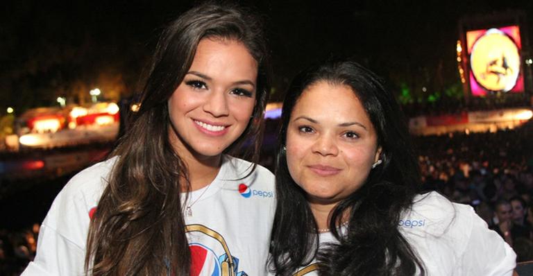 Bruna Marquezine surpreende a mãe em comemoração de aniversário