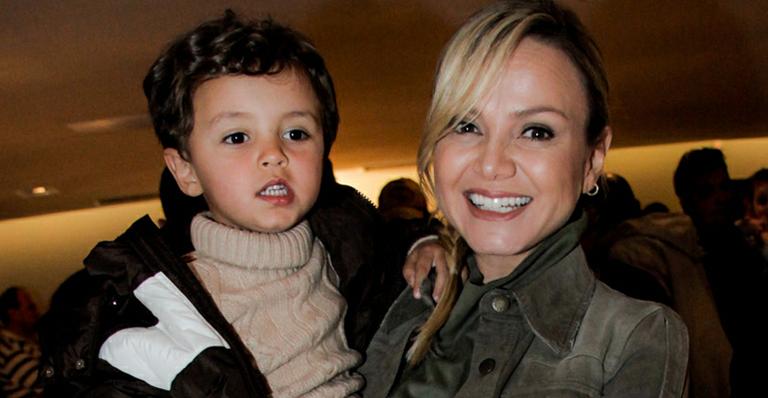 Eliana e outros famosos levam os filhos ao teatro