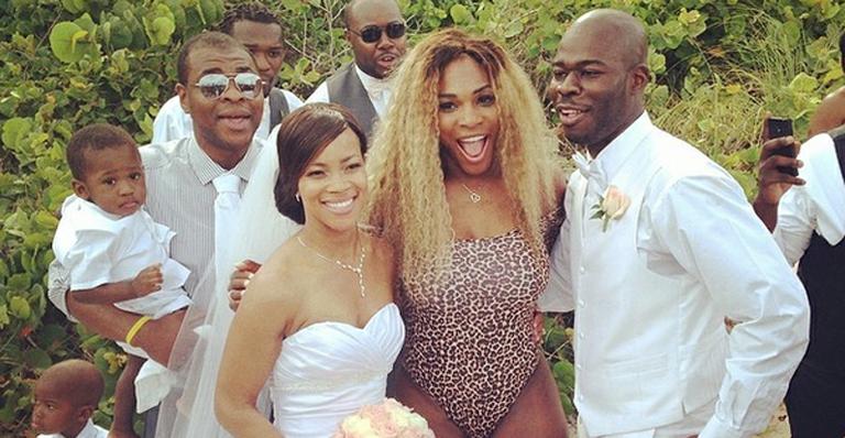 Tenista Serena Williams invade casamento com maiô de oncinha; Veja as fotos